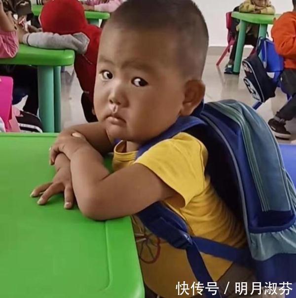 爱的代价|宝宝第一次上学,书包不离身,时刻准备回家,网友:这是要逃走吧
