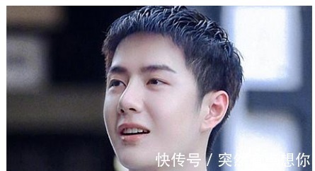 催了三次了！王一博催工作人員下班，自己淋了雨，還想替別人撐傘！