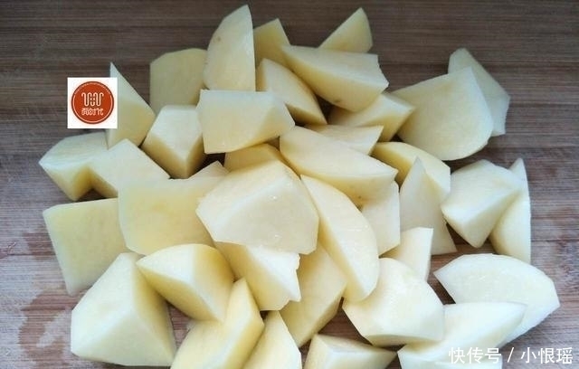 亲爱的|土豆新吃法，这么做简单又美味，比肉都好吃，做一盘，上桌就光盘