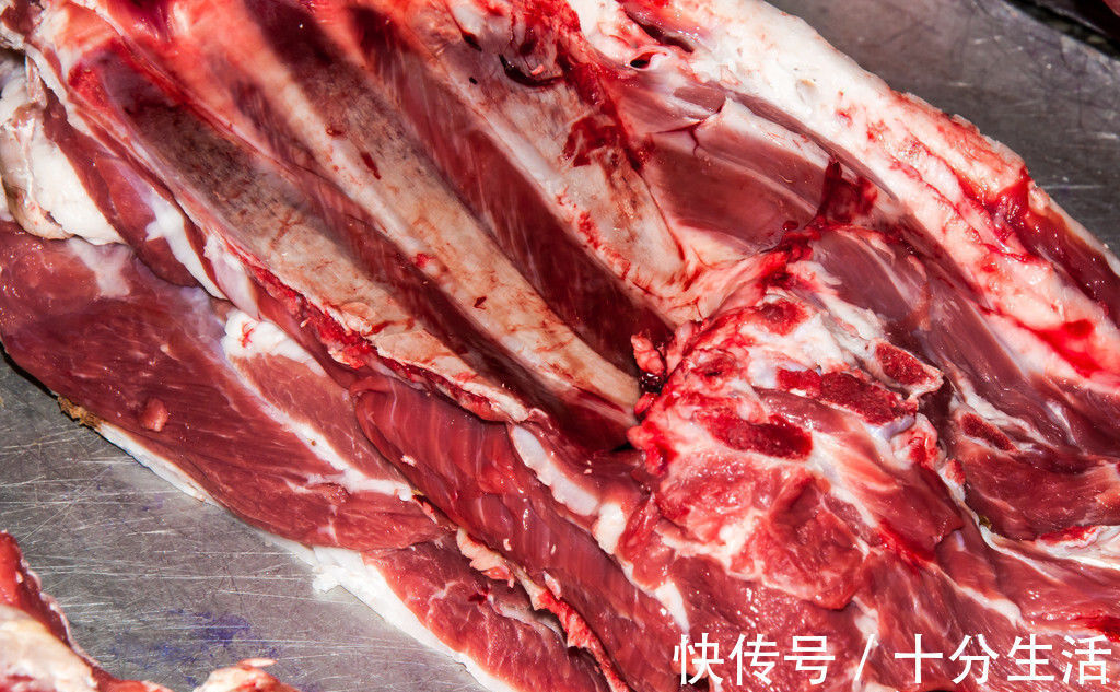 买羊肉时,先看肉皮后看肉,记住4个小窍门,一挑准是新鲜好羊肉