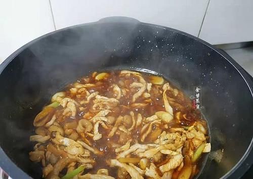 这道炒肉丝可鲜美了，鲜香不腻卷饼也味美，一碟上桌又光盘了