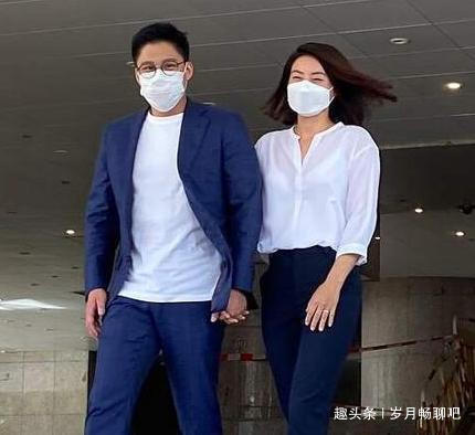 豪門|霍啟剛真“自戀”,讓三娃在飯桌上看自己上電視,豪門飯桌真簡(jiǎn)單