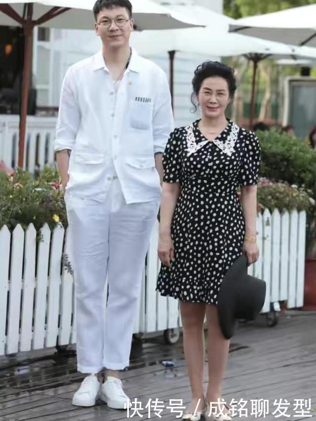 穿搭|60岁女人别总穿“奶奶装”，这位奶奶用穿搭诠释美丽，时髦又优雅