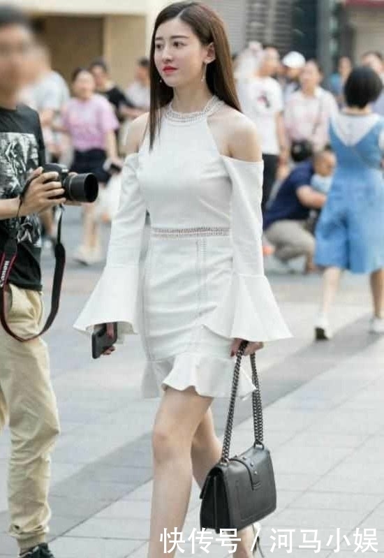 街拍:美女身上的白色修身连衣裙,典雅而百搭,看上去又不同寻常