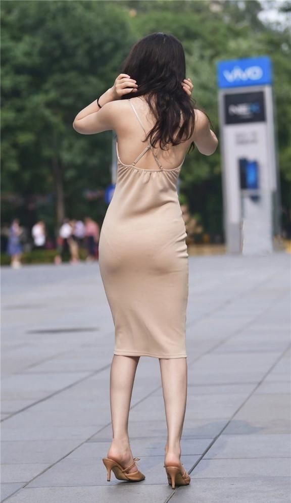 穿搭|睡袍式连衣长裙,让你在这个夏季里穿出优雅的时尚感