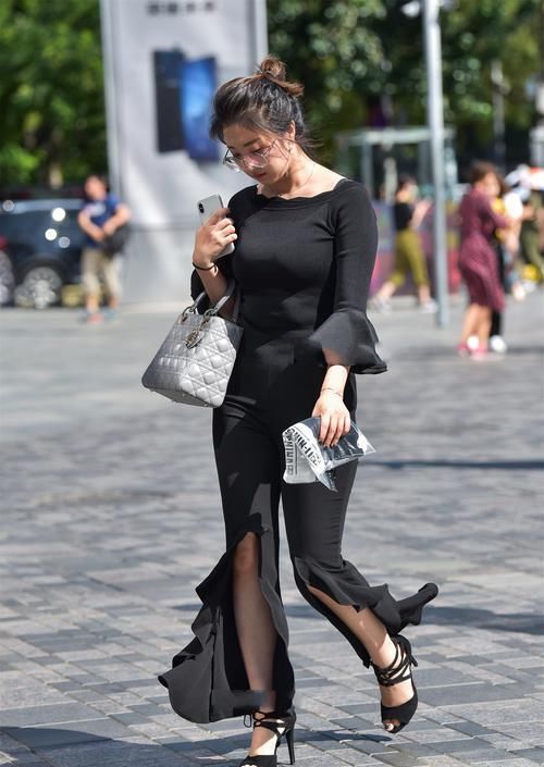 烦恼|一身黑的穿搭，看起来简约又隐秘，省去穿衣搭配的烦恼