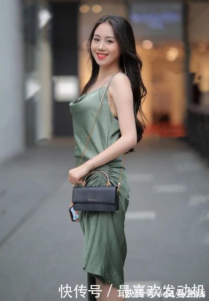 高跟鞋|秋天来了如何穿裙子藏青色连衣裙搭配高跟鞋,清新脱俗