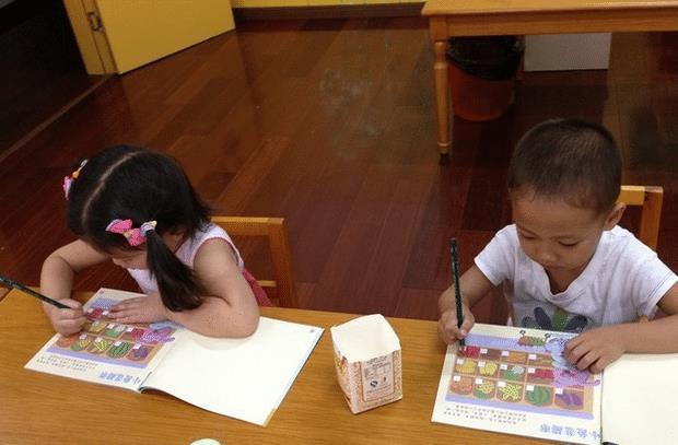 学习习惯|孙子因画鱼的作业被急哭,却被爷爷轻松化解,这方法真是“妙”