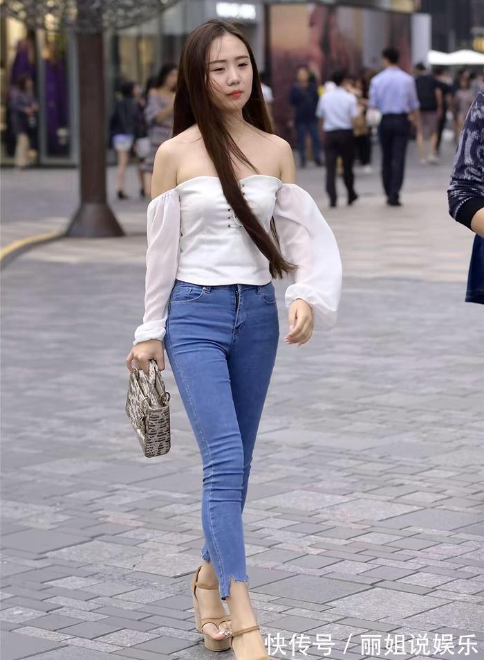 大长腿 爱穿牛仔裤的女生,身材就是好的,穿出简约大方的美