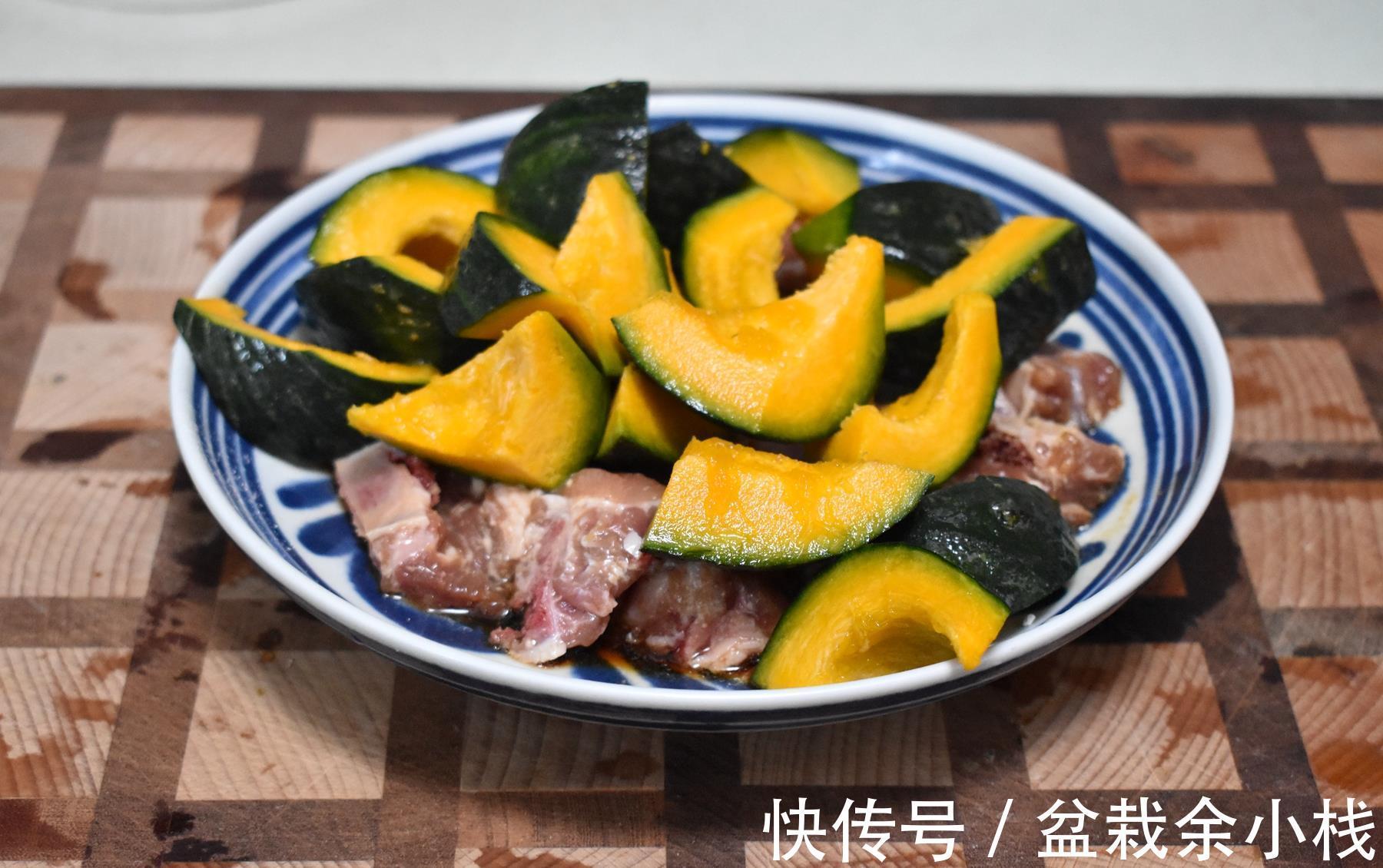 南瓜排骨|这菜实在太简单了，一拌一蒸软糯嫩滑，营养不上火，秋季吃正合适