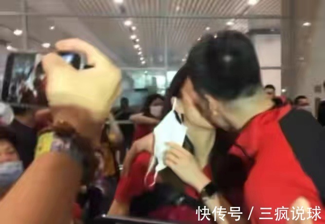 江苏女排|太浪漫!女排2大名将同时被男友求婚,两对情侣在地铁站热情亲吻