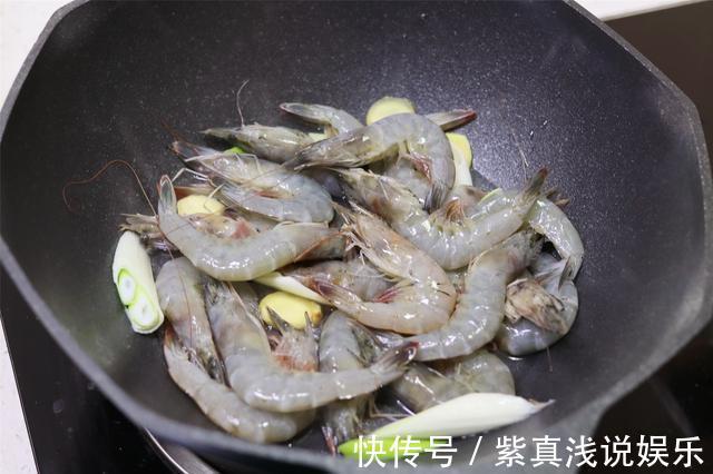 大虾|吃鲜虾，海边渔民的“无水白灼”做法，虾肉细嫩香甜，鲜味不流失