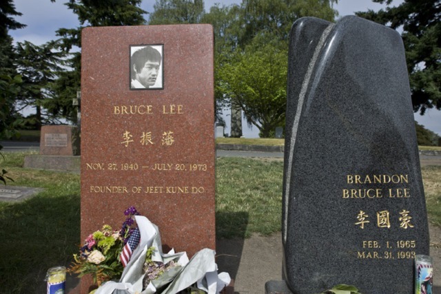李小龙|西雅图湖景墓地,葬着一位武术大师,墓上刻着一句很有哲理的名言