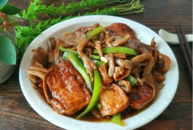  锅中|1把平菇，1块豆腐，简单的家常菜，味道营养不输大鱼大肉