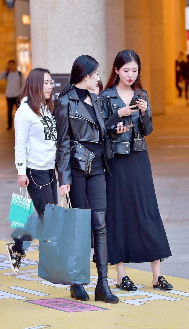 皮衣|时尚穿搭:下身两款不同的服装,搭配皮衣,展现刚柔并济之美