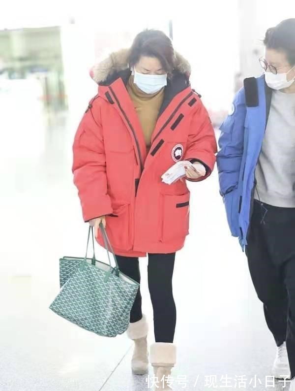 毛绒靴 毛阿敏这次穿老气了，大红色羽绒服搭毛绒靴走机场，57岁很真实！