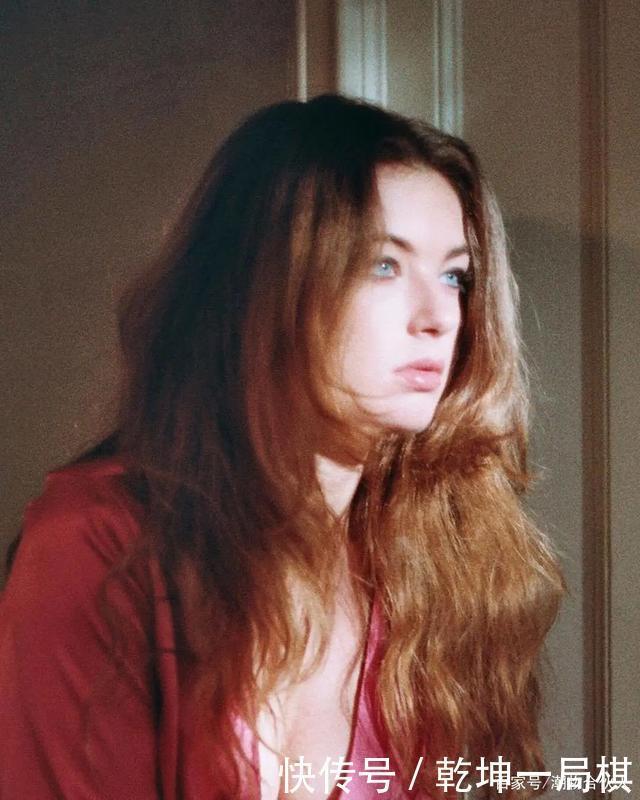 收下这份巨显脸小的「夏日法式发型」指南,时髦又好打理~