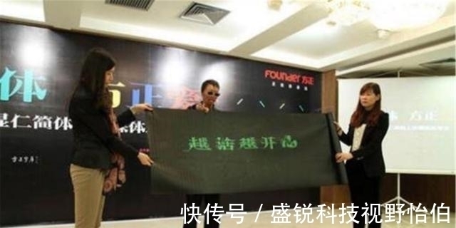 收购!乞丐苦练10年粉笔字,字体被收购,如今成书法家,身价上千万