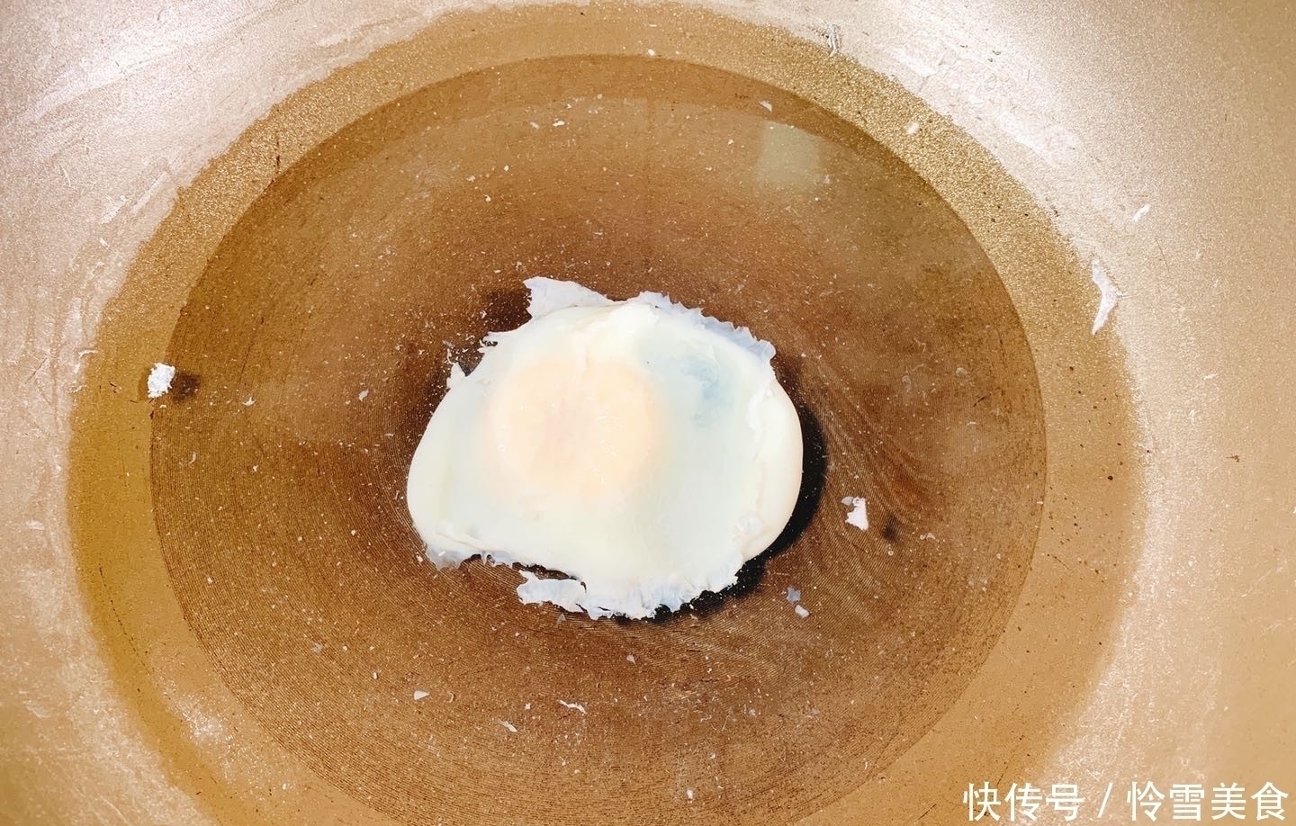 水中|水煮荷包蛋,总有白沫还会散只要在水中加点它,个个圆嫩不散花