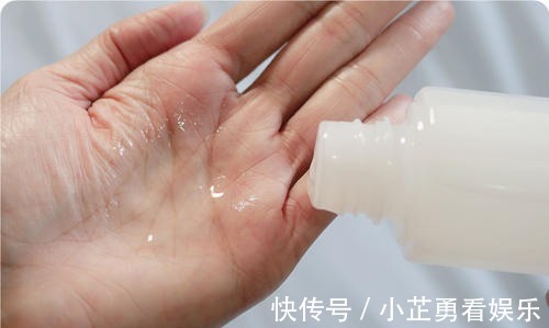 补水|化妆水湿敷没有效果?那可能是你打开的方式不对,正确方法在这里