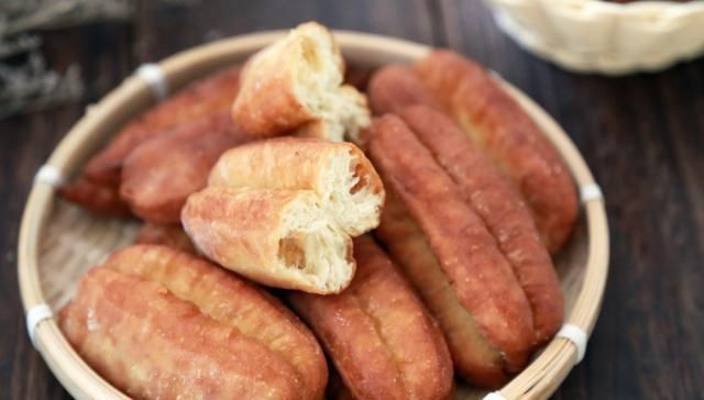 炸油条|1碗面粉,1个鸡蛋,教你做炸油条,个个松脆有韧劲,好吃无添加剂