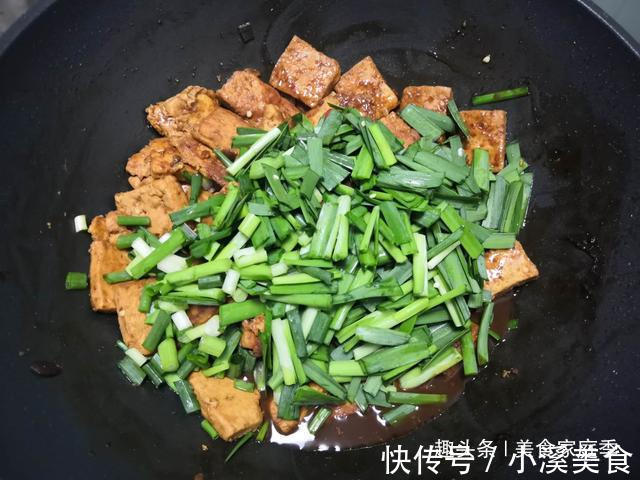 甜面酱|老豆腐这样做,比肉还好吃,香辣过瘾,二斤豆腐不够我家一顿吃的