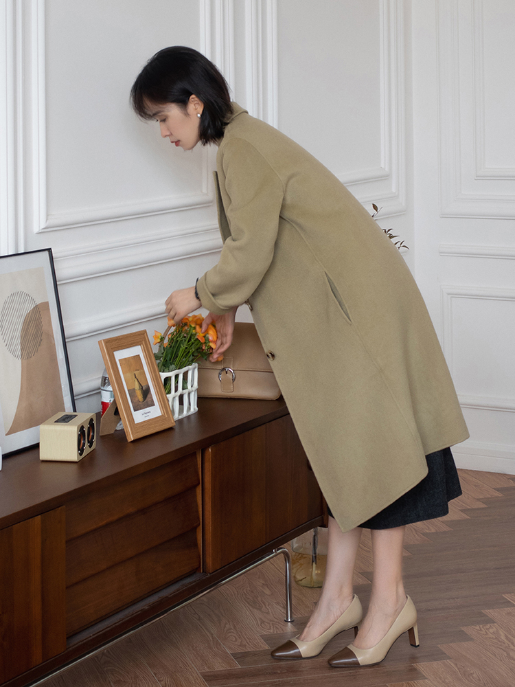 格子 秋冬季节“大衣”怎么穿?搭配针织衫和半身裙优雅大气,高级时髦