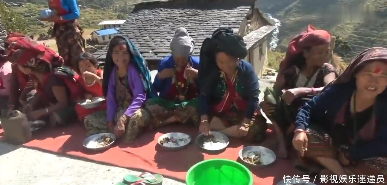 农村|尼泊尔农村大型酒席,场面壮观,只吃一个菜咖喱羊肉配米饭