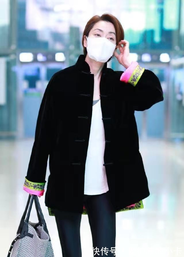 外套|毛阿敏虽然58岁了,穿中式外套却没有大妈感,染一头金发很是时髦