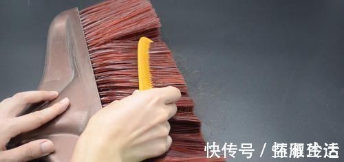 胶带|扫把上粘满了头发，试试这个方法，不脏手又方便，邻居见了纷纷学