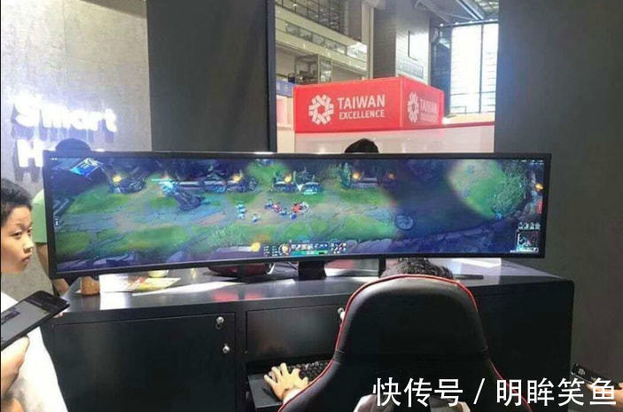 |搞笑GIF：坐地铁时对面坐着一位漂亮的外国妹子，我要搭讪吗