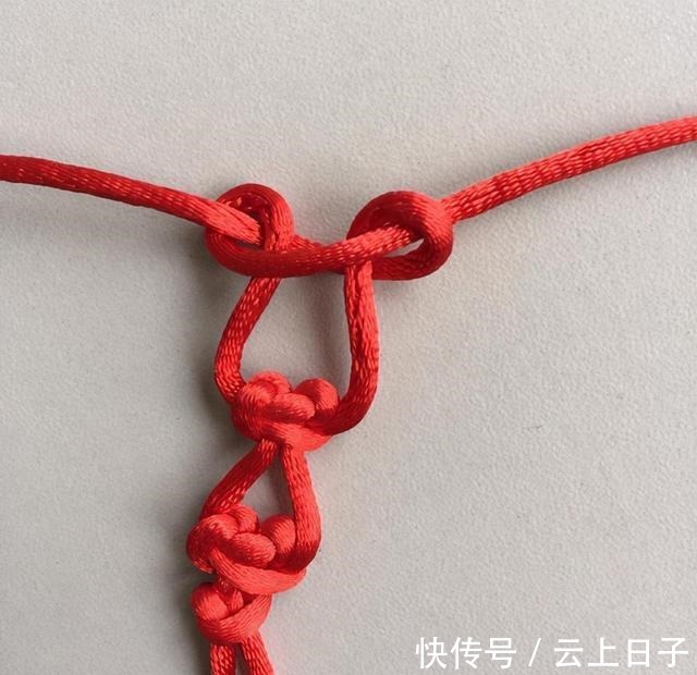 绕圈 心形结手链的编法教程,非常简单,只要2个结法就能编出!收藏了!