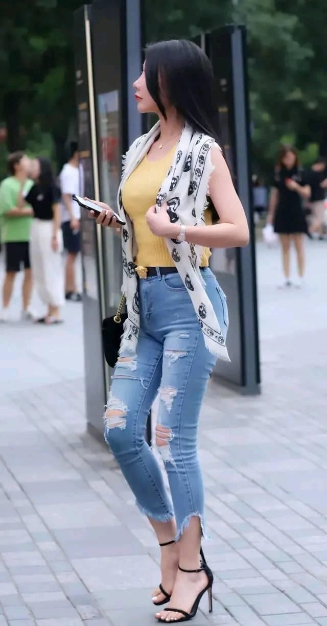 气质美女,穿搭破洞牛仔裤,美的出众又拉风