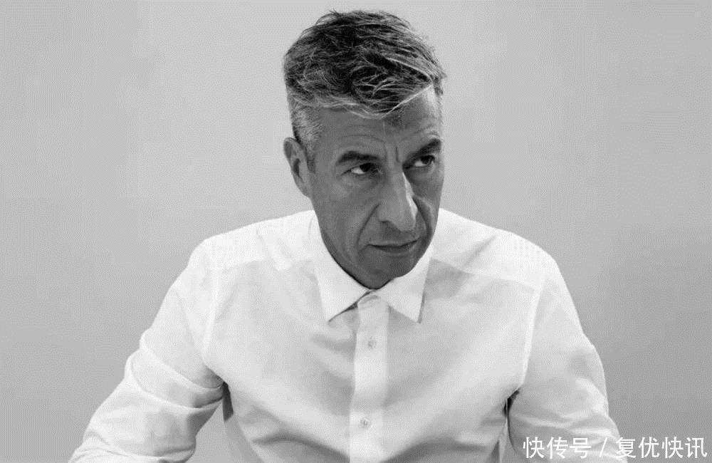 贴墙上的香蕉85万卖出,成交前被人吃掉,工作人员淡定掏出另一根