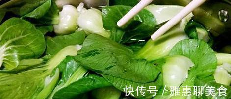 让青菜包子的绿色蔬菜变得绿色和新鲜,而且很香