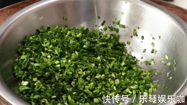 食用油|这个素锅贴我家一周吃三次，口感鲜香又酥脆，调好面糊才是关键