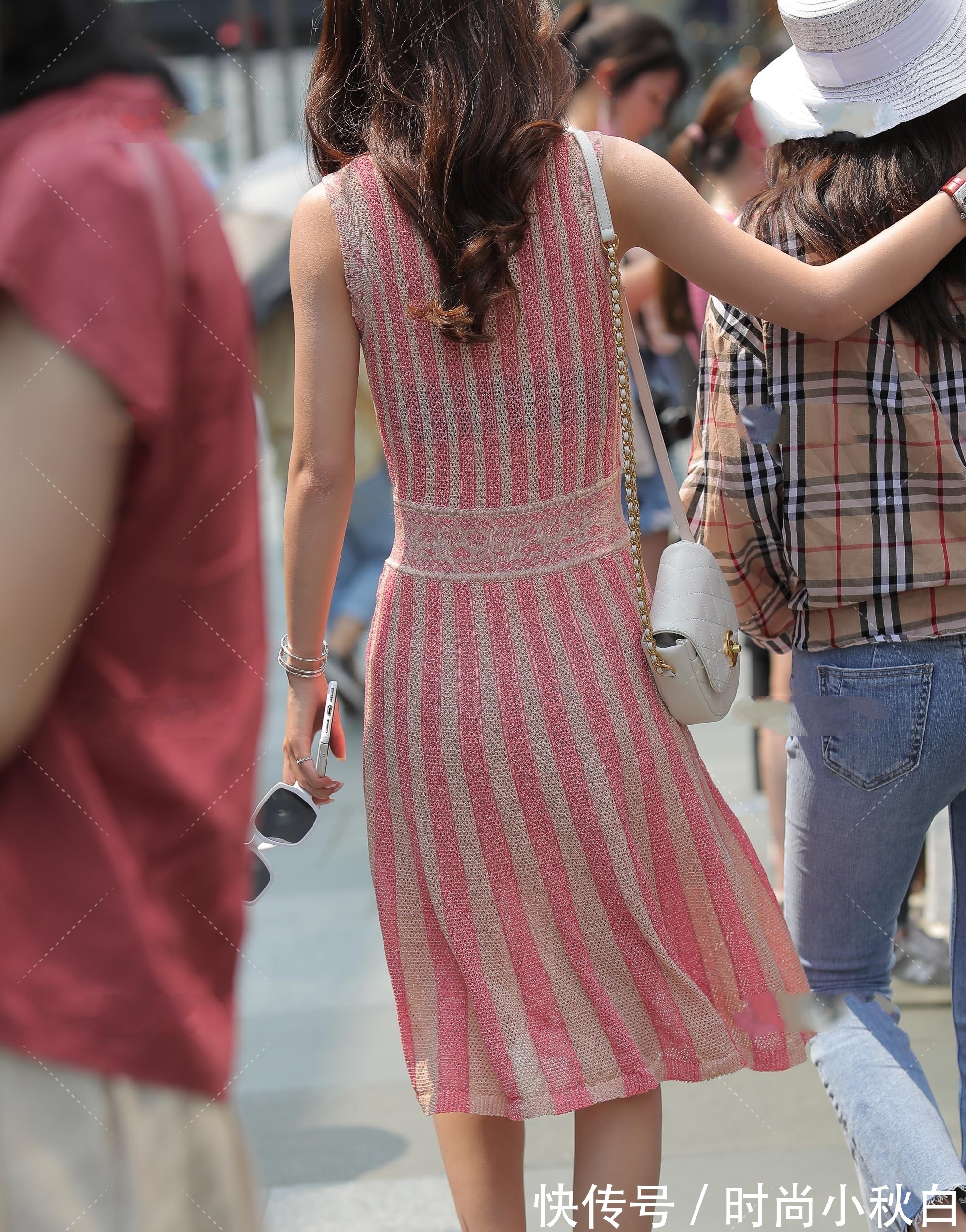 条纹|粉色条纹针织长裙搭配可爱小圆包，性感前卫，时尚俏丽