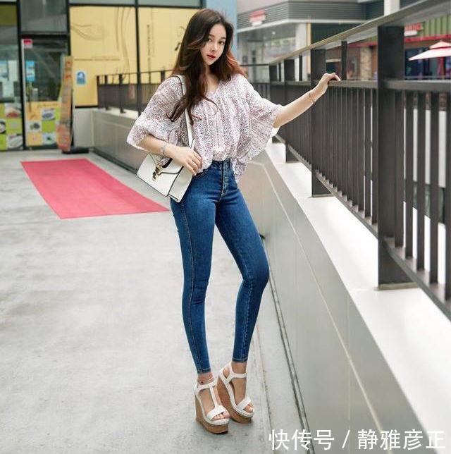 街拍牛仔裤看上去很有青春活力的感觉，穿上身让你时尚更有范