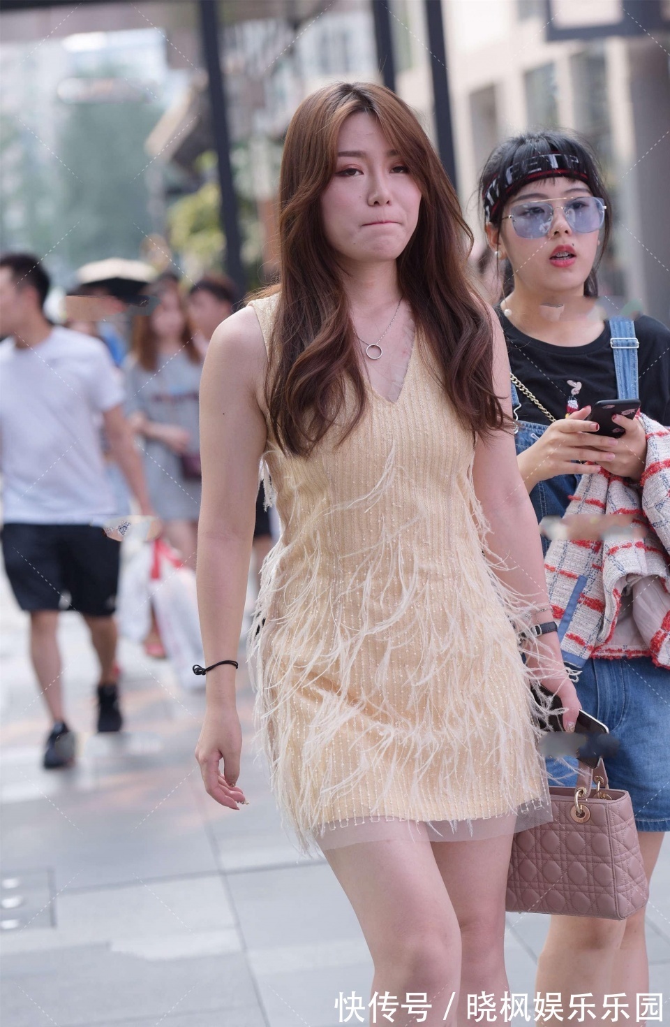 高跟鞋 白色吊带裙搭配透明凉鞋，简约好看又显身材，还能让你清爽又凉快