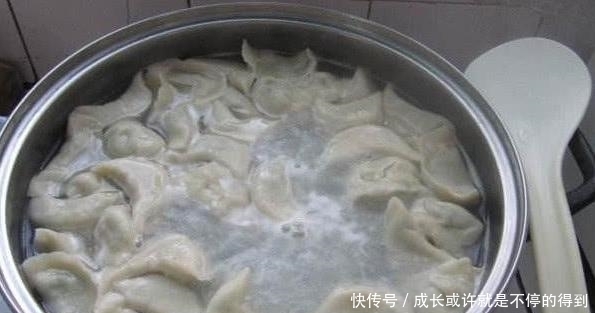 煮冻饺子,不要等到水开才下锅,做好“3步”,饺子不破皮口感好