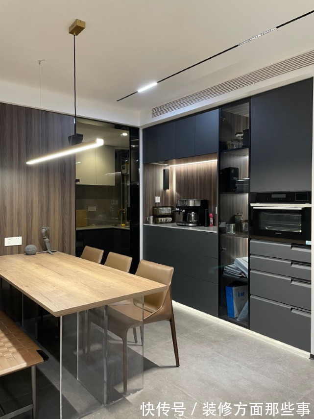 爱格|115平现代简约风,灰色影视墙是格栅和木饰面的结合