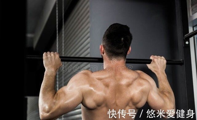 过杠|成年男人1次做多少个引体向上才算合格?