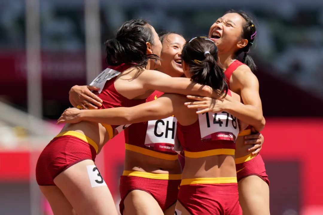中国田径队|4×100米接力中国男女队均闯入决赛！中国飞人，明晚见