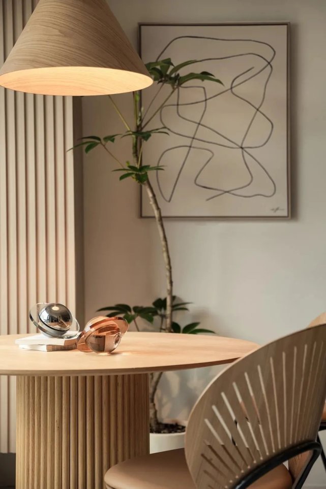 开放式|82㎡现代简约丨入户飘窗变卡座,开放式餐厨厅布局绝了