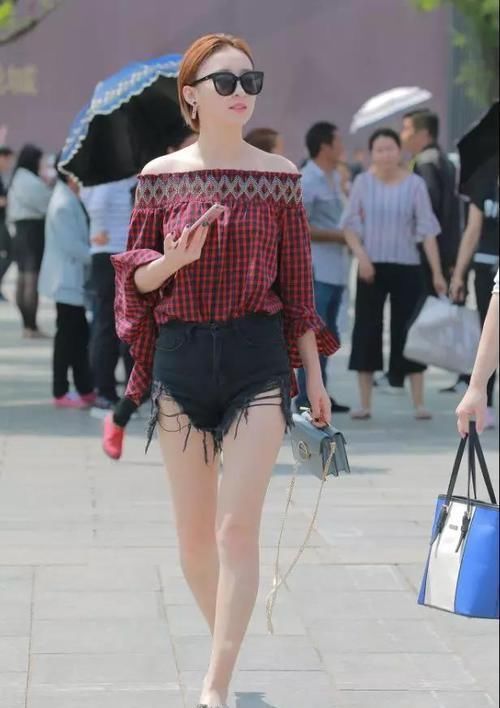 一字|时尚街拍一字肩这样搭配穿,不仅时尚大气,而且回头率飙升