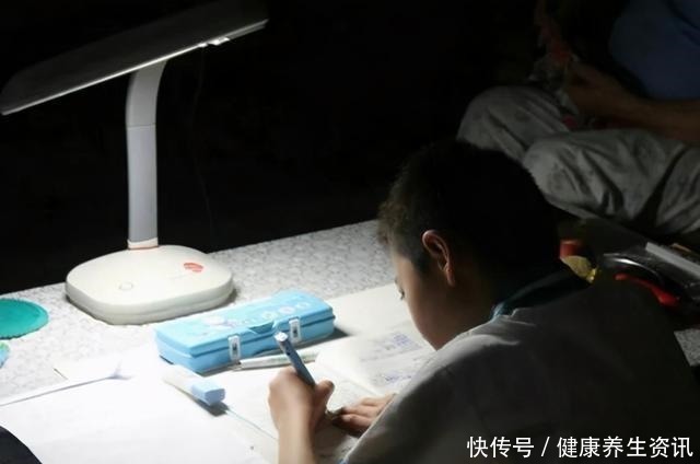 熬夜|孩子被罚抄“22页”,熬夜到凌晨,第2天父亲做了一个大胆决定!