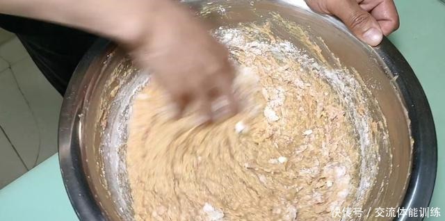 简单的家常菜《萝卜丸子汤》丸子好吃，汤鲜味美的秘密