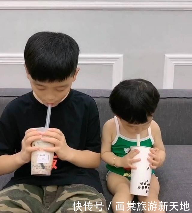 哥哥|妹妹想喝哥哥的珍珠奶茶,哥哥用笔给妹妹“画”了一杯,妈妈笑翻