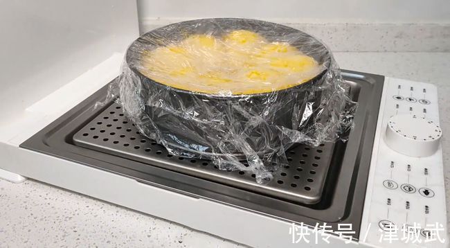 想吃面包不用买，方法简单不用烤箱，在家就能做，出锅暄软又拉丝