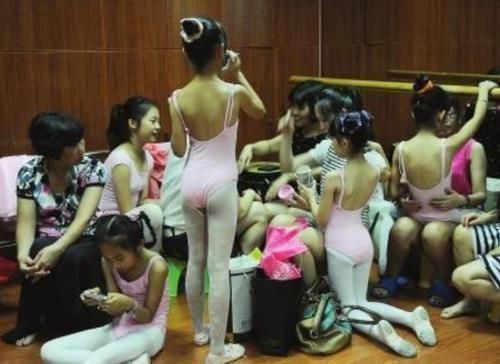 眼眶|5岁女儿一换衣服就紧闭房门,爸爸好奇扒门缝,定睛一看红了眼眶